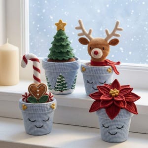 Könnte beinhalten: Vier gehäkelte Amigurumi-Figuren in hellblauen Töpfen: eine Zuckerstange mit Lebkuchenherz, ein grüner Weihnachtsbaum mit gelbem Stern, ein braunes Rentier mit rotem Schal und ein roter Weihnachtsstern. Jeder Topf hat ein gesticktes Gesicht.
