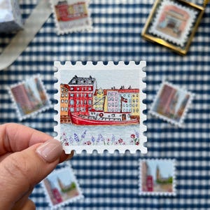 Mini Köpenhamnsfrimärkestryck | Litet akvarellkonsttryck | Väggkonst i Köpenhamn | Illustration i Nyhavn (5,4x5,4 cm)