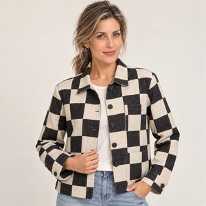 Chaqueta de lino con retazos, diseño de cuadros tipo tablero de ajedrez.
