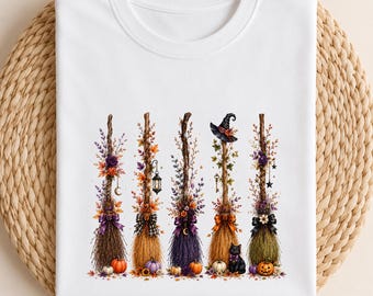 Peut inclure: Un t-shirt blanc avec une impression graphique de cinq balais dressés, décorés de feuilles d'automne, de fleurs et de petites citrouilles. Le motif comprend un chapeau de sorcière noir, une lanterne, un croissant de lune et un petit chat noir.