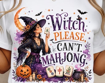 Peut inclure: Un t-shirt blanc avec une illustration de sorcière en robe et chapeau noirs tenant une tuile de mah-jong. Le texte indique Witch PLEASE, CAN'T. MAHJONG. Le motif inclut un croissant de lune, des chauves-souris, une citrouille et un chaudron.