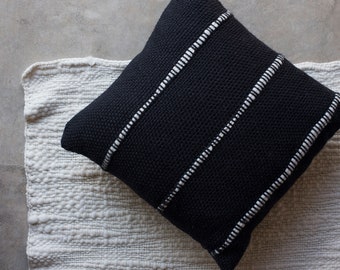 Coussin noir Chunky Woven, taie d'oreiller tissée minimaliste Carbon with Stripes