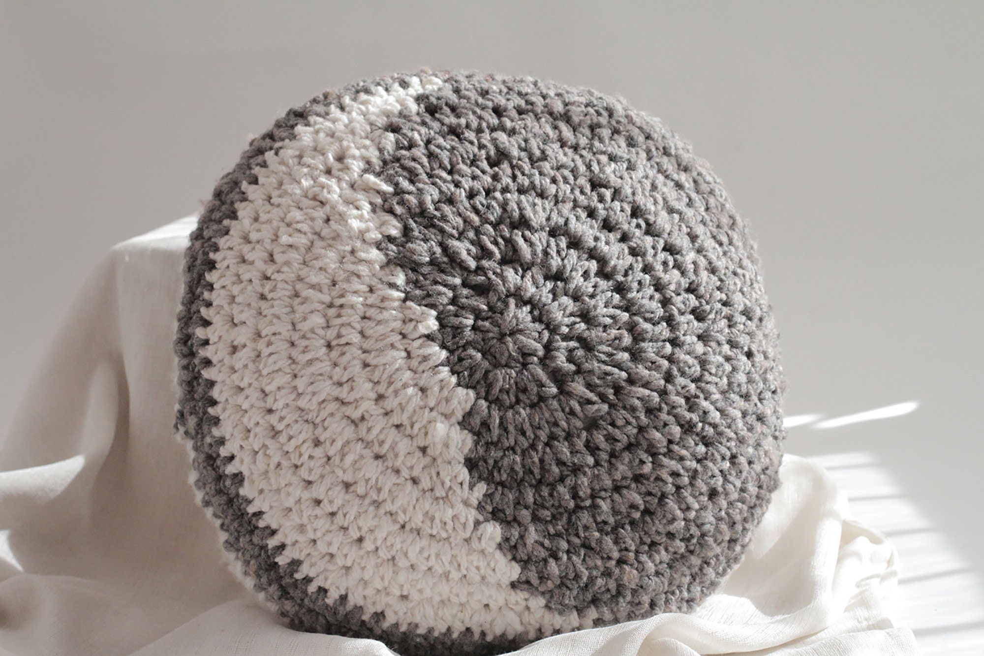 Housse d'oreiller Lune, Coussin de Sol Astrologie en Laine Non Teinte Au Crochet Cosmo Luna - Gris e