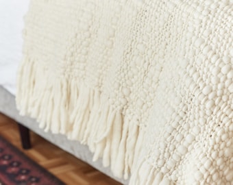 Chunky knit throw blanket Bruma in merino wool, Large bed runner, Luxury bedspread