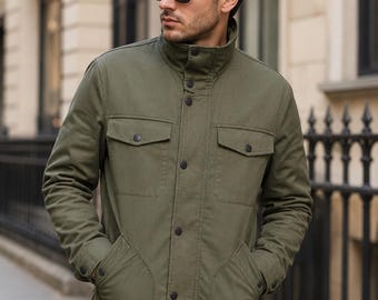 Olijfgroene katoenen twill utility-jas voor heren, jas in militaire stijl, met opgestikte zakken.
