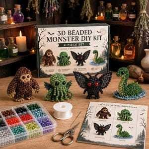 Op de afbeelding: Een 3D-kralenmonster DIY-set met vier afgewerkte figuren: een bruine Bigfoot, een groene octopus, een zwarte motman met rode ogen en een groene zeeslang. Inclusief een kralenorganizer, wit draad, een schaar en een instructieboekje.