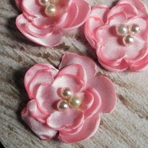 Adornos de flores de satén rosa de 1 pulgada con perlas falsas, hechos a pedido