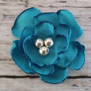 1 Zoll türkise Satinblumenverzierungen