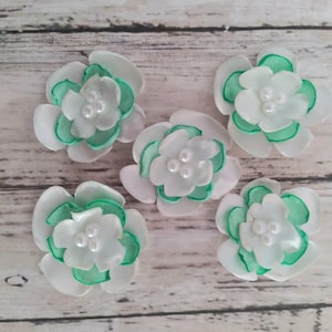 Elfenbein- und Minze-Satinblumen, zum Aufnähen oder Aufkleben von Verzierungen, DIY-Hochzeiten, grüne 1-Zoll-Satinblumen mit Mitte aus Kunstperlen