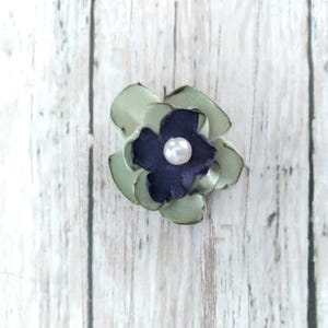 1-Zoll-Sellerie und Navy Satin Blumen Verzierungen mit faux Perle Mitten
