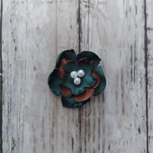 1 Zoll dunkelgrün und Melasse Satin Blumen Verzierungen