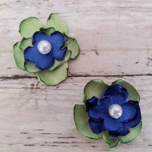 2,5cm Limette und königsblaue Satinblumenverzierungen