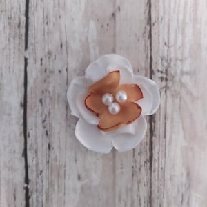 1-Zoll-Antikgold und weiße Satinblumenverzierungen