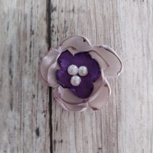 1 Zoll lila und Silber Satin Blumenverzierungen