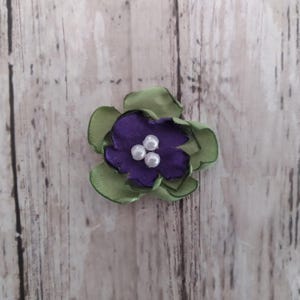 1-Zoll-Limonengrün und Lila Satin-Blumen Verzierungen mit faux Perle Mitten