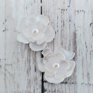 2,5cm breite ivory-farbene Satin-Blütenverzierungen