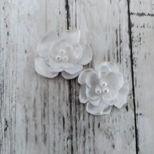 Enfeites de flores de cetim branco e marfim de 1 polegada, feitos sob encomenda