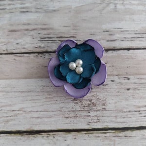 Satinblumen in Lavendel und Blaugrün, zum Aufnähen oder Aufkleben, Verzierungen, DIY Hochzeiten, grüne und lila Satinblumen 2,5 cm mit Mitte aus künstlichen Perlen