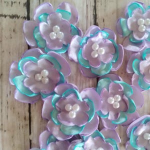 Aqua und Lavendel satin Blumen, 1,25 "(3 cm) Satin Verzierungen mit künstlichen Perlen Mitten