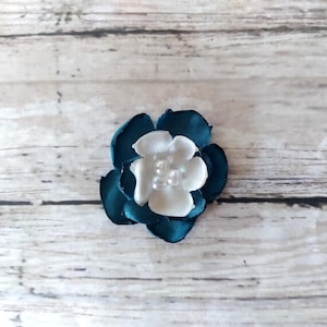 2,5 cm große Satin-Blüten in Elfenbein und Petrol, zum Aufnähen oder Aufkleben, für DIY-Hochzeiten