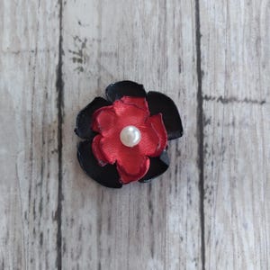 1-Zoll-Schwarz und Zimt Satin Blumen Verzierungen mit faux Perle Mitten