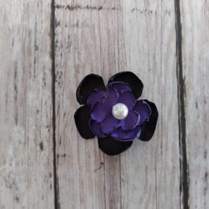 1 Zoll schwarze und lila Satin Blume Verschönerung mit faux Perle Mitte
