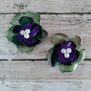 1-Zoll-Sellerie, dunkelgrün und lila Satin Blumen Verzierungen mit faux Perle Mitten