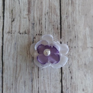 Ornement de fleurs de pervenche et de satin blanc de 2,5 cm avec centre de perles synthétiques, décorations florales violettes et crème