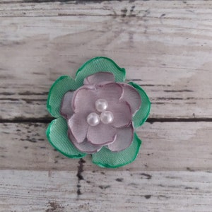 Satinblumen in Mintgrün und Silber, zum Aufnähen oder Aufkleben, Verzierungen, DIY Hochzeiten, grüne 2,5 cm Satinblumen mit Mitte aus Kunstperlen