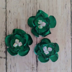 2,5cm große kelly grüne Satin Blume mit facettierter Perle in der Mitte