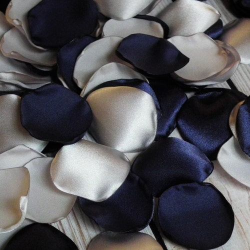 Mélange de pétales de rose en satin bleu marine et argenté, pétales de fleurs artificielles bleues et grises, fabriqué sur commande
