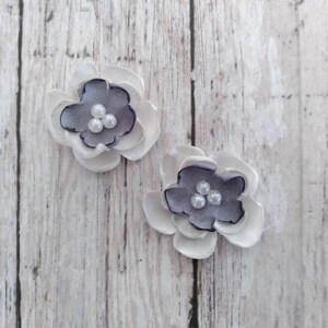 Enfeites de flores de cetim azul-poeira e marfim de 1 polegada, com centros de pérolas falsas