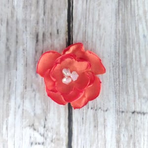 2,5 cm große orange Satinblume mit facettierter Perle