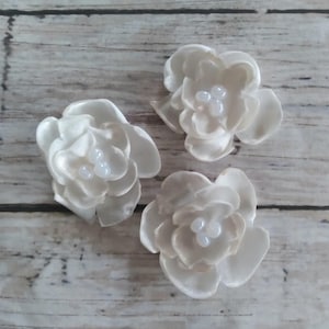 2,5cm breite ivory-farbene Satin-Blütenverzierungen