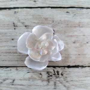 Enfeites de flores de cetim branco e marfim de 1 polegada, feitos sob encomenda