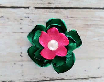 Adornos florales de satén de 2,5 cm (1 pulgada) en color cereza y verde kelly, decoración rosa fucsia para álbumes de recortes