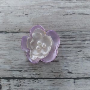 1-Zoll-Elfenbein und Lavendel Satin Blume Verschönerung mit faux Perle Mitten, lila und Creme floralen Dekorationen