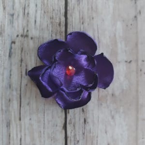 1 Zoll lila Satinblumenverzierungen