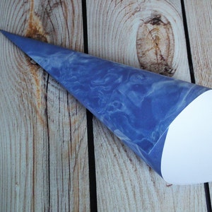 Coni di coriandoli di carta blu acqua
