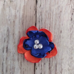 Oranje- en koningsblauwe satijnen bloemversieringen van 1 inch met centra van nepparels