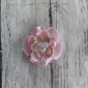 2,5cm lange Satinblüte in champagner und pink mit Mitte aus Satinband