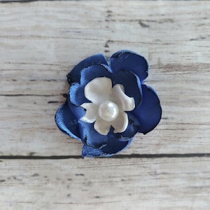 2,5cm Elfenbein und königsblau Satin Blumen Verzierungen, mit künstlichen Perlen Mitten, creme und blaue Dekorationen