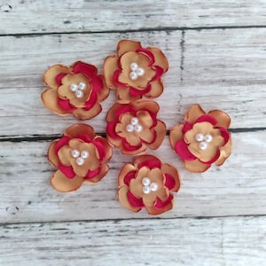 Ornements de fleurs en satin rouge et or antique de 2,5 cm (1 po.) avec fausses perles