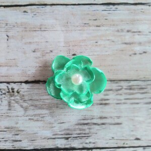 Mintfarbene Satinblumen, zum Aufnähen oder Aufkleben, Verzierungen, DIY-Hochzeiten, grüne 2,5cm Satinblumen mit Kunstperlen-Zentrierung
