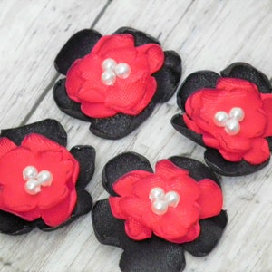 Adornos florales de satén negros y rojos de 1 pulgada con centros de perlas falsas, hechos a pedido