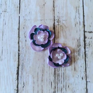 Satinblumen in Lavendel und Blaugrün, zum Aufnähen oder Aufkleben, Verzierungen, DIY Hochzeiten, grüne und lila Satinblumen 2,5 cm mit Mitte aus künstlichen Perlen
