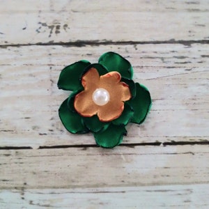 1-Zoll-antike Gold und dunkelgrüne Satin Blumen Verzierungen, mit faux Perle Mitten