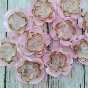 2,5cm lange Satinblüte in champagner und pink mit Mitte aus Satinband