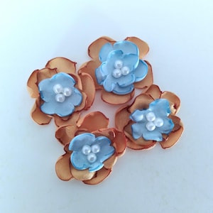 1-Zoll-Antikgold und Blau Satin Blumen Verzierungen, mit faux Perle Mitten