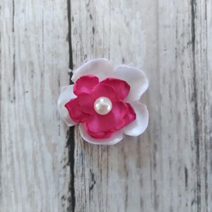 2,5cm breite Satinblume und weiße Satinblumen